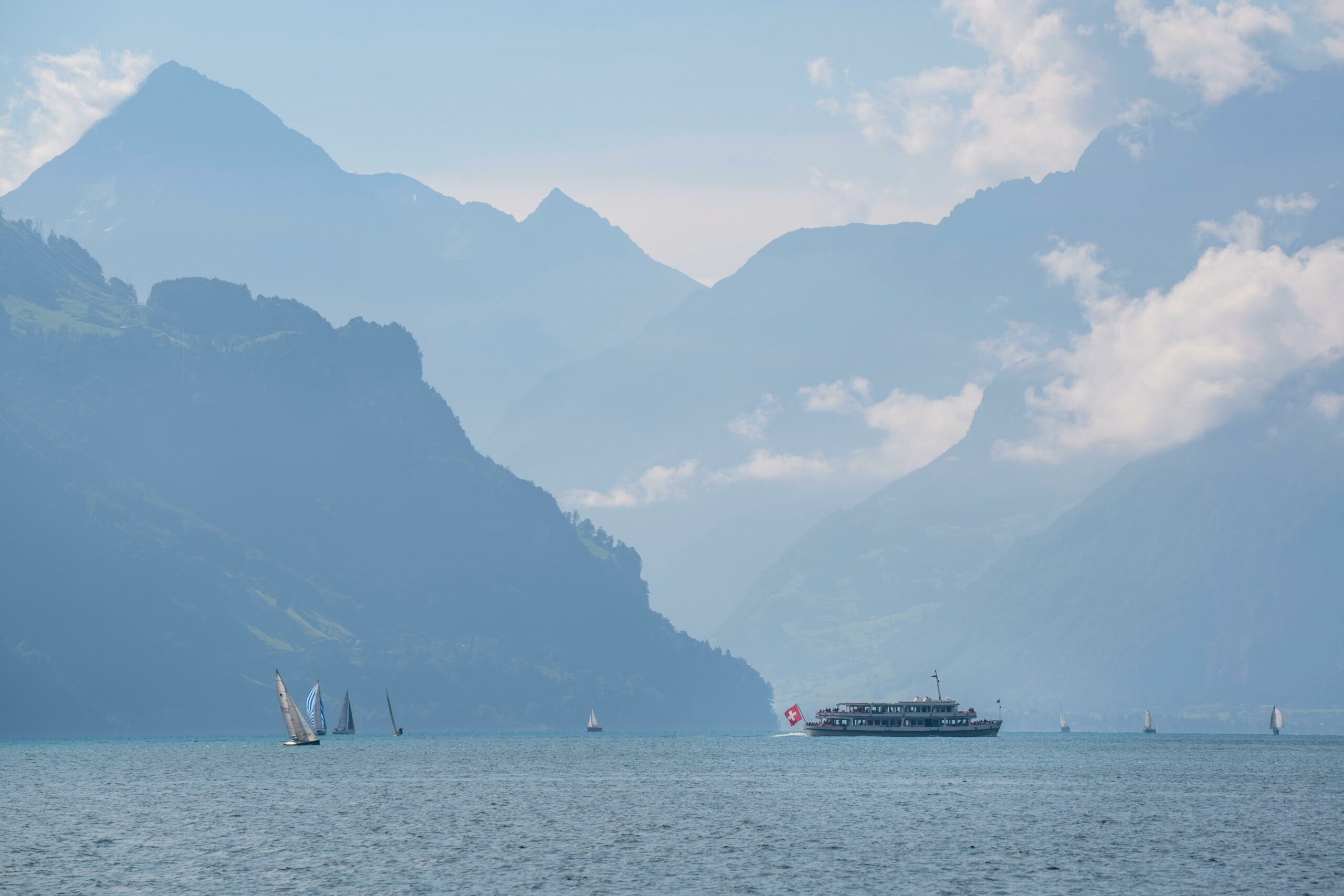 Segelboote Und Fähre Auf Dem Vierwaldstättersee, Schweiz