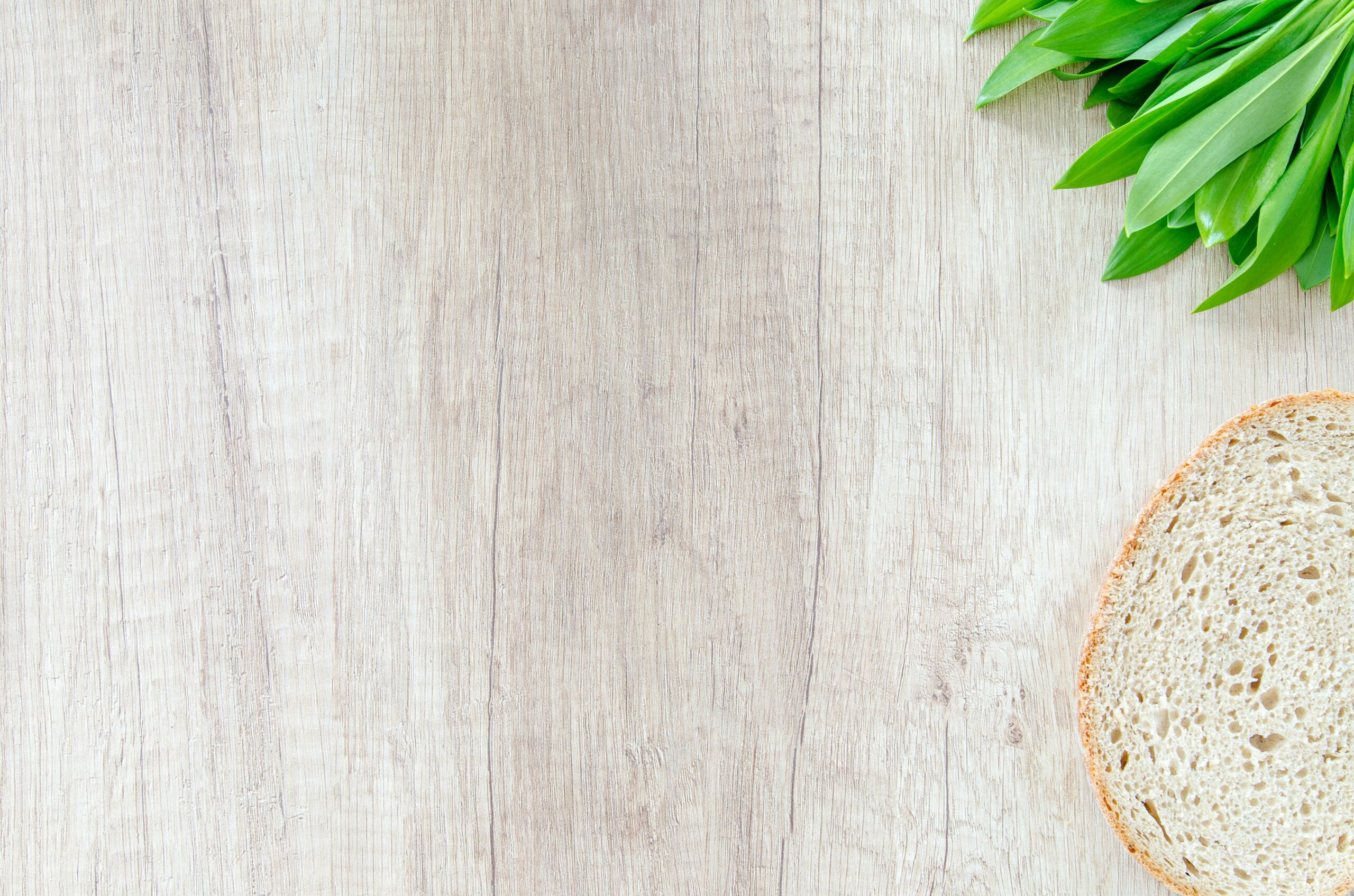 Geschnittenes Brot Auf Braunem Holzbrett