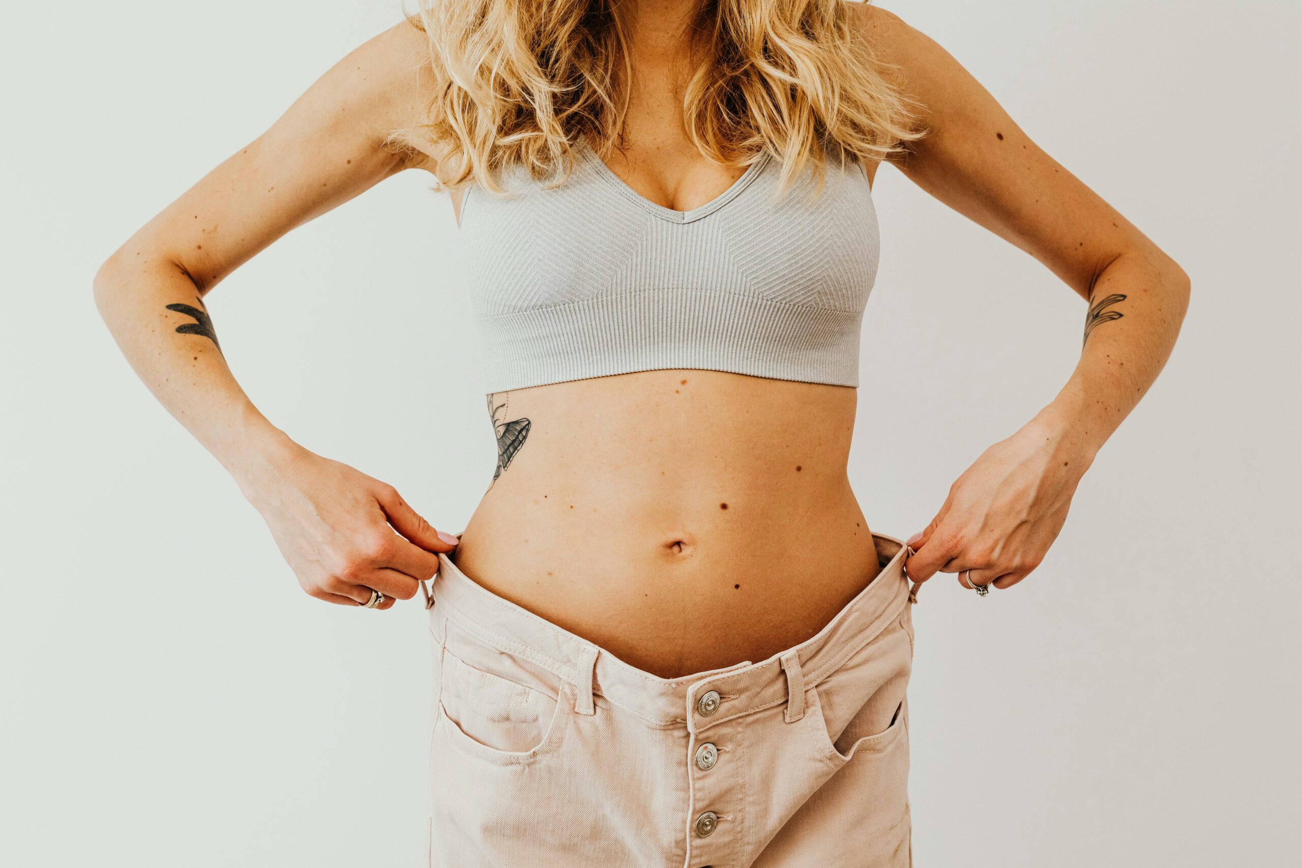 Kostenloses Stock Foto zu bauch, crop top, denim