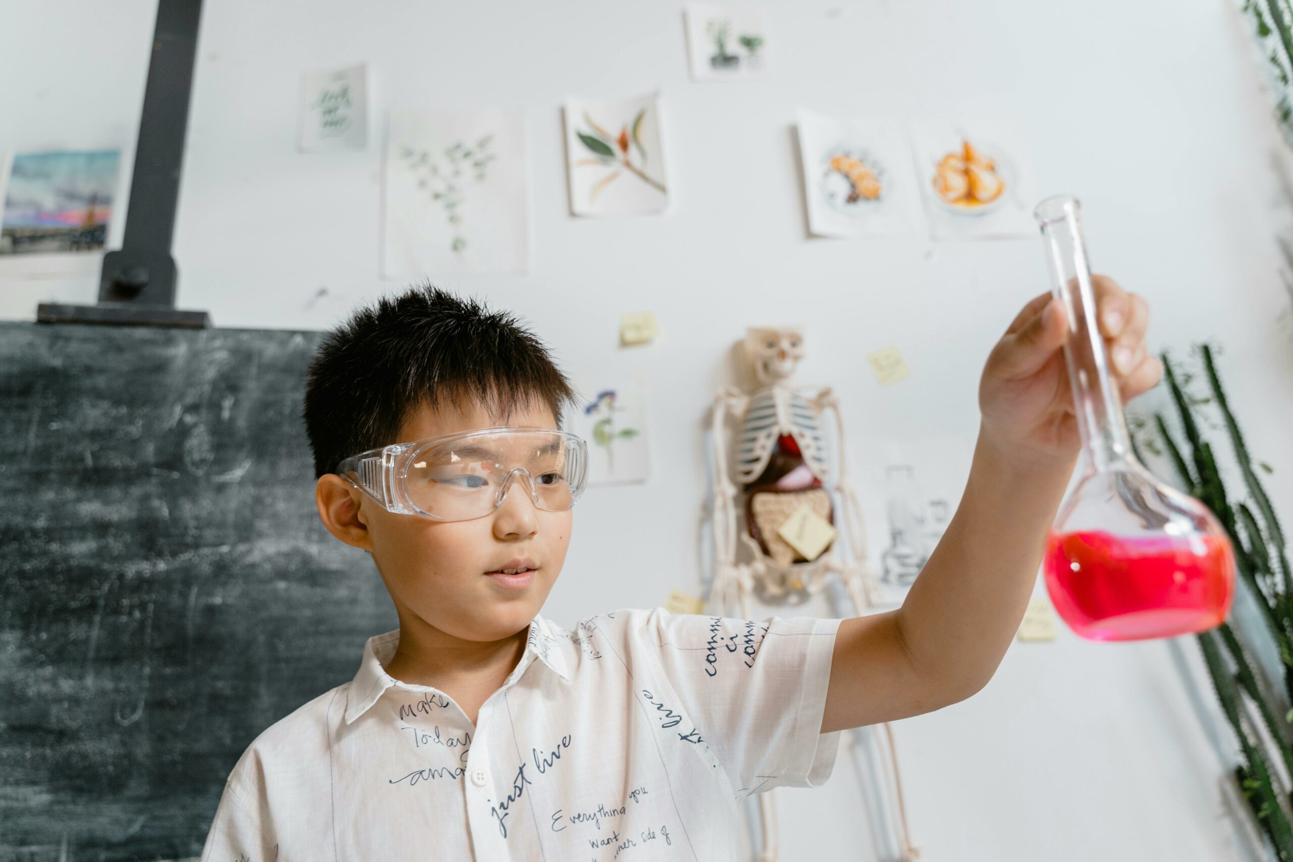 Kostenloses Stock Foto zu asiatischer junge, becherglas, drinnen