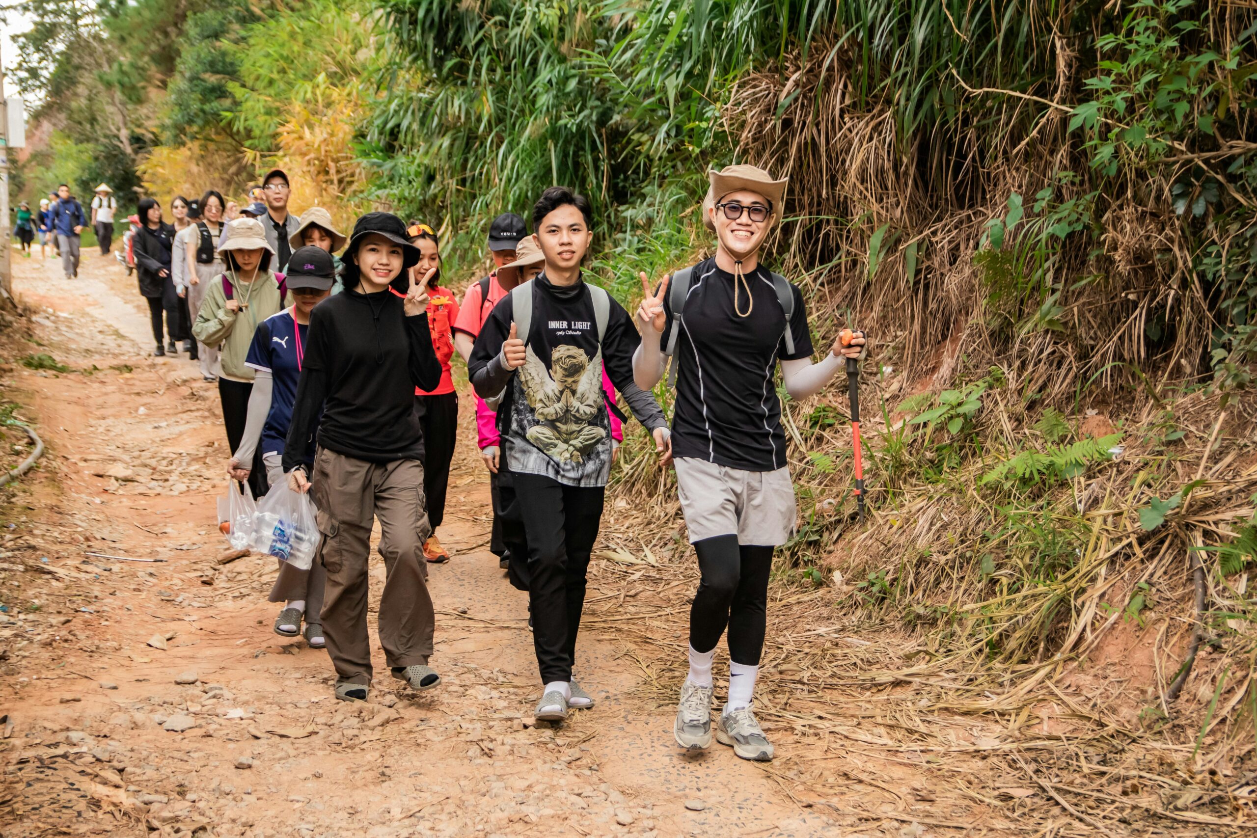 Eine Gruppe fröhlicher Wanderer erkundet einen Naturpfad in Lâm Äá»“ng, Vietnam.